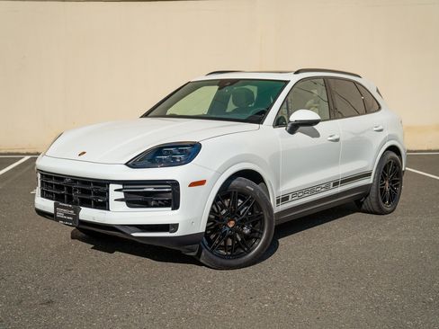 Used 2025 Porsche Cayenne image 1