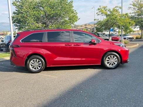 Used 2026 Toyota Sienna LE FWD image 9