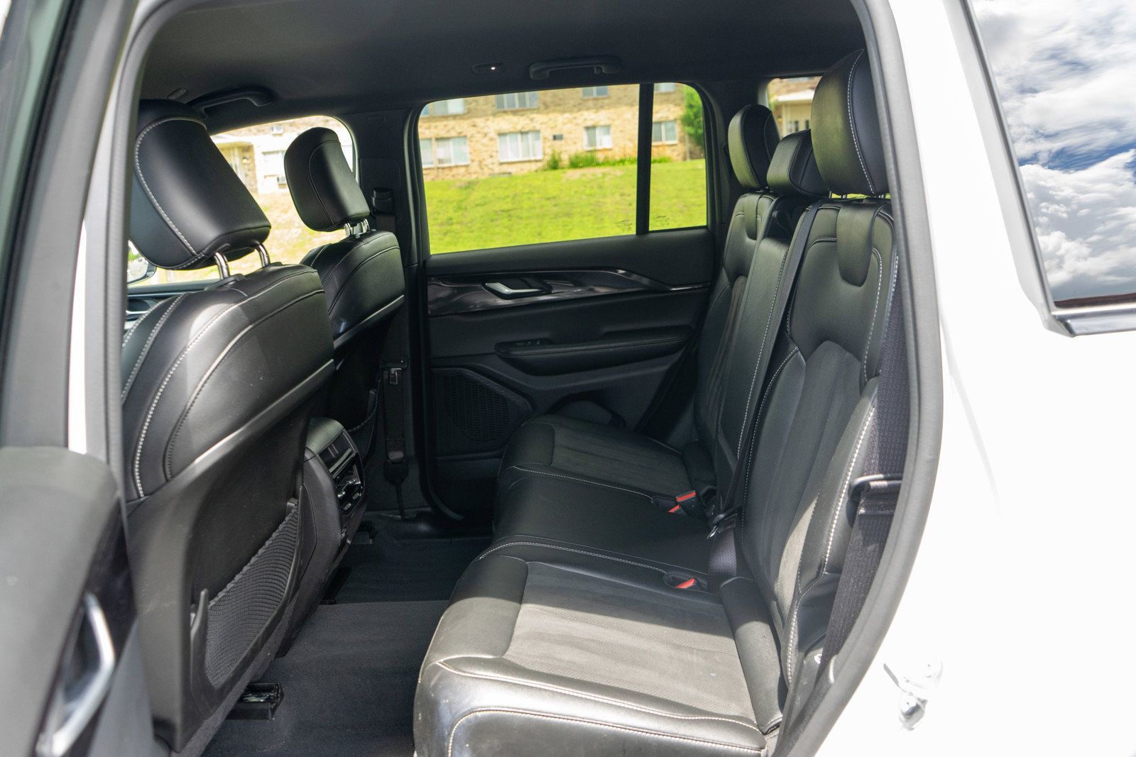 Used 2023 Jeep Grand Cherokee Altitude AWD/4WD image 29
