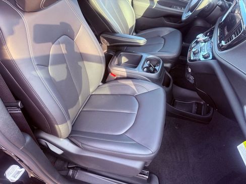 New 2026 Chrysler Pacifica Select FWD image 25