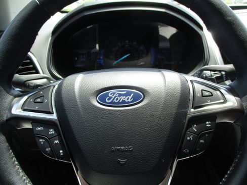 Used 2022 Ford Edge Titanium AWD/4WD image 12