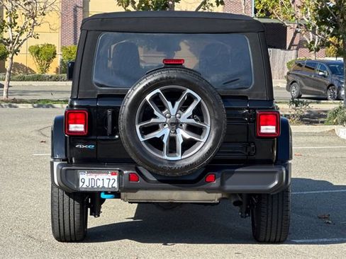 Used 2024 Jeep Wrangler Unlimited image 5