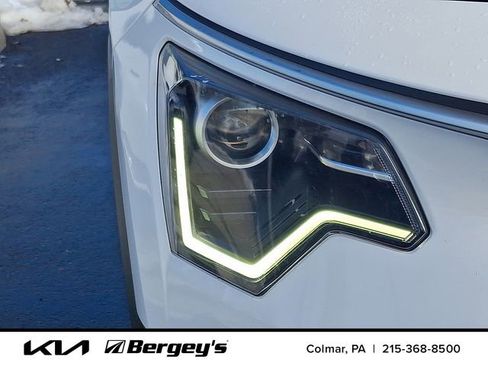Used 2024 Kia Niro EX image 11