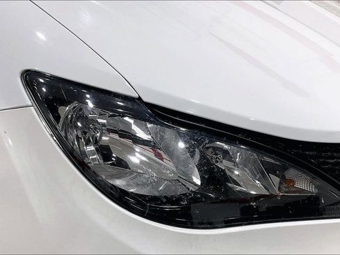 Used 2022 Chrysler Voyager LX image 28