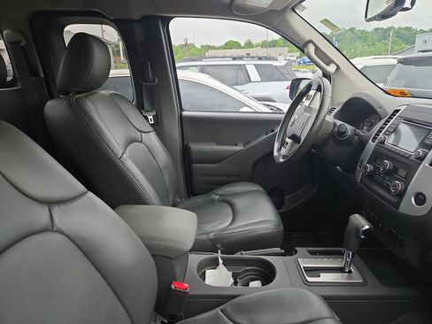 Used 2016 Nissan Frontier SV w/ SV Value Truck Package AWD/4WD image 12