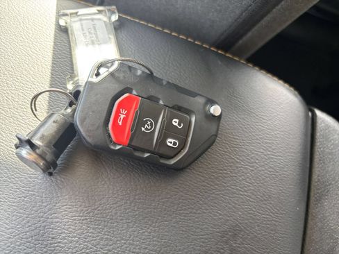Used 2025 Jeep Wrangler Unlimited Sahara AWD/4WD image 24
