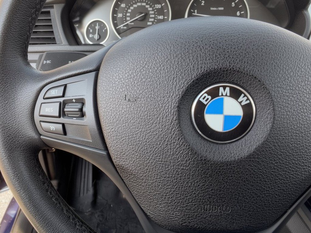 Used 2018 BMW 320i xDrive Sedan w/ Premium Package AWD/4WD image 16