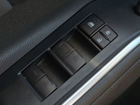 Used 2023 Toyota Highlander XLE image 28