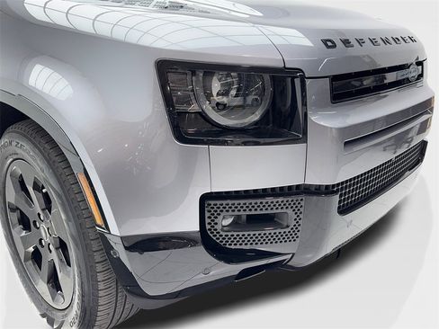 Used 2024 Land Rover Defender 110 X-Dynamic SE image 3