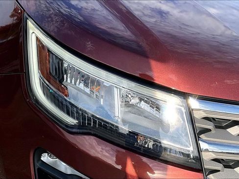 Used 2018 Ford Explorer XLT w/ Equipment Group 202A AWD/4WD image 31