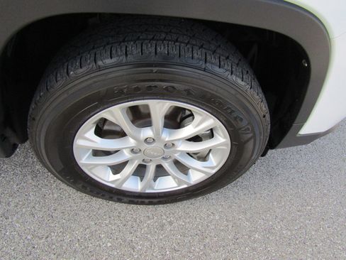 Used 2022 Jeep Cherokee Latitude Lux image 12