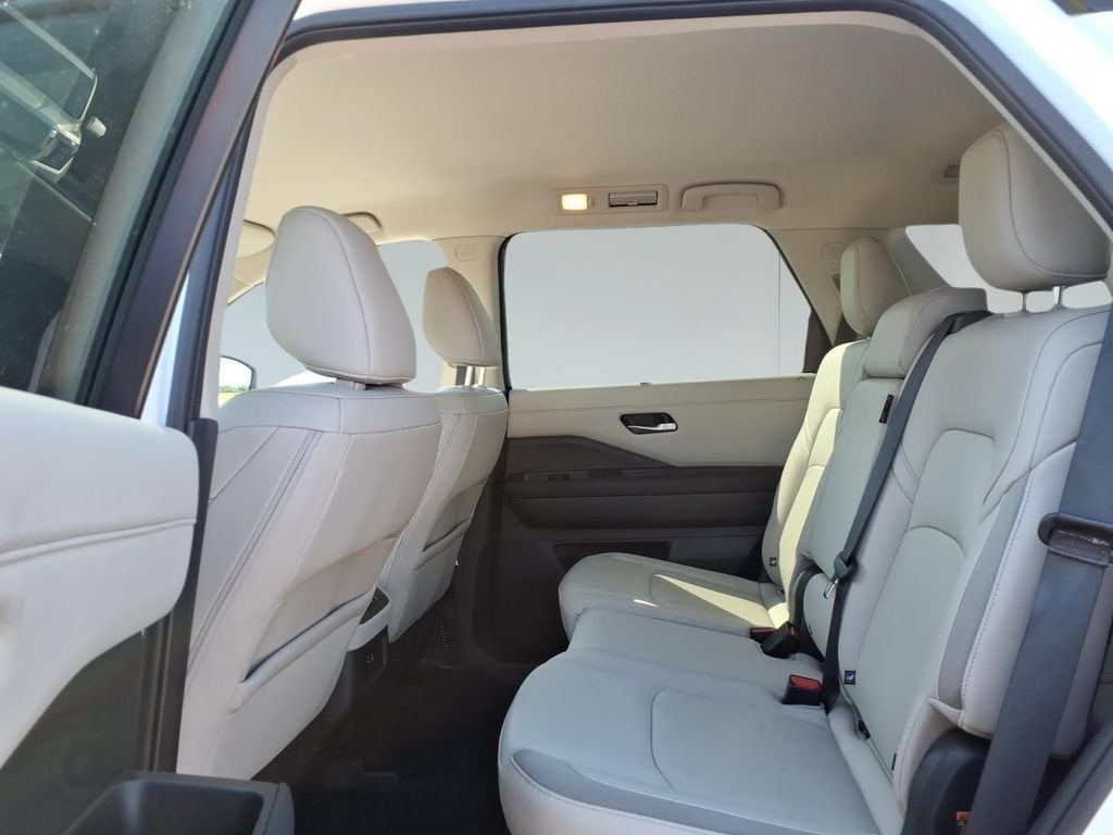Used 2025 Nissan Pathfinder SL FWD image 12