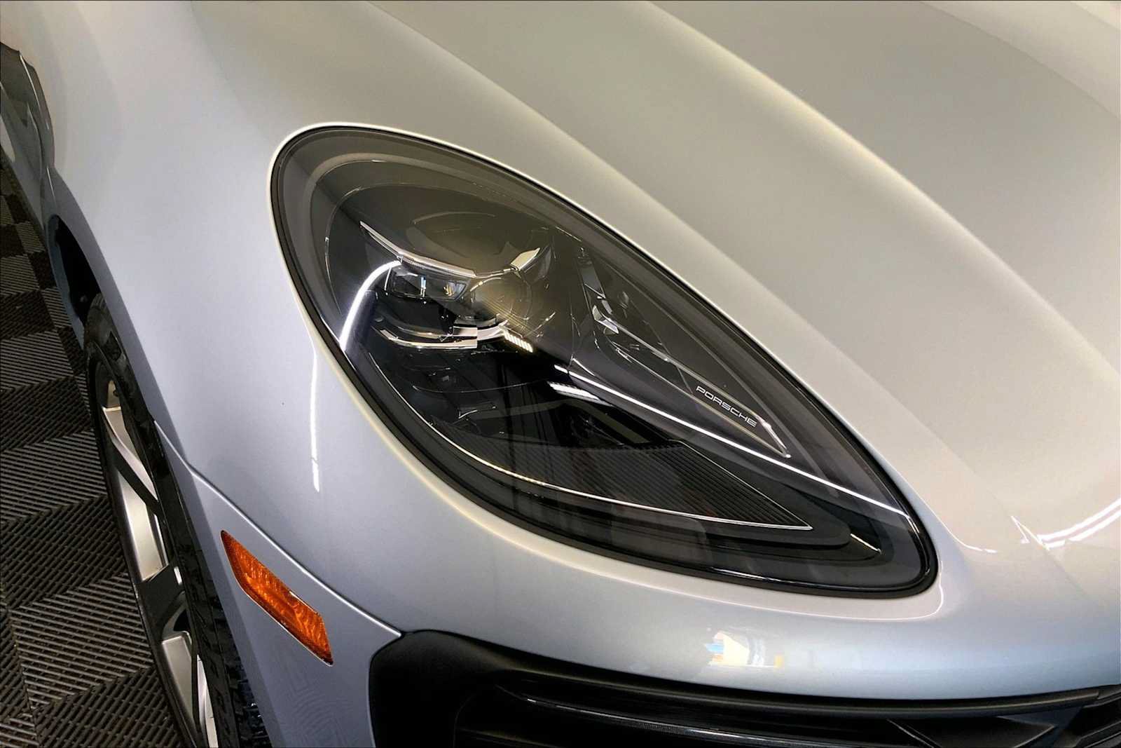 Certified 2023 Porsche Macan AWD/4WD image 12
