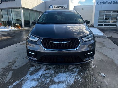 Used 2023 Chrysler Pacifica Touring-L FWD image 2