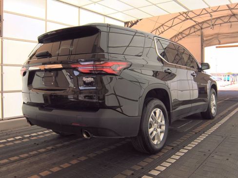 Used 2023 Chevrolet Traverse LS FWD image 4