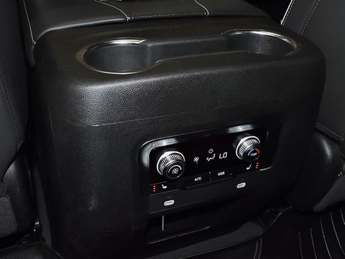Used 2024 GMC Yukon SLT w/ SLT Premium Package AWD/4WD image 27