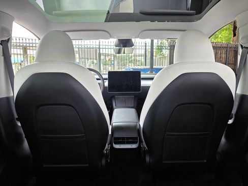 Used 2024 Tesla Model Y Long Range AWD/4WD image 34