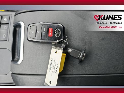 Used 2025 Toyota Highlander LE FWD image 14