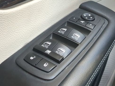 Used 2024 Chrysler Pacifica Limited image 26