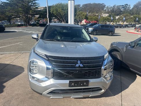 Used 2023 Mitsubishi Outlander SE image 2