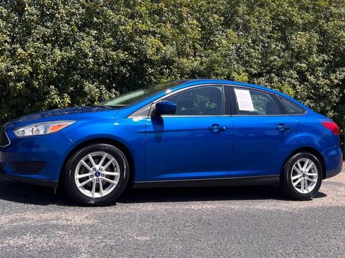 Used 2018 Ford Focus SE FWD image 3