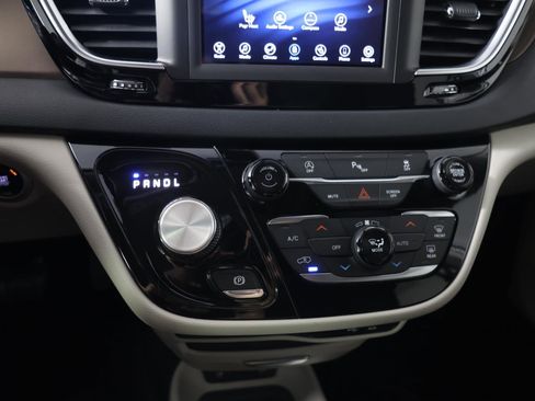 Used 2019 Chrysler Pacifica Touring-L image 17