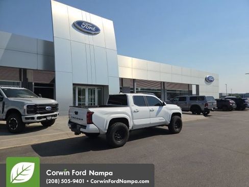 Used 2025 Toyota Tacoma SR5 AWD/4WD image 9