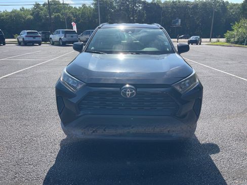 Used 2019 Toyota RAV4 LE FWD image 2