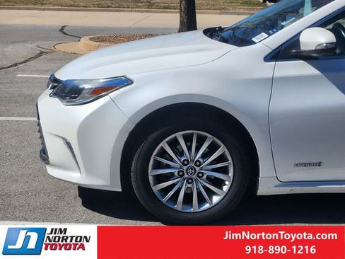 Used 2018 Toyota Avalon Limited image 9