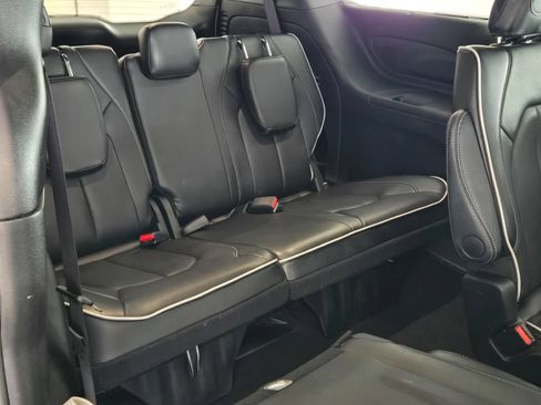 Used 2025 Chrysler Pacifica Limited FWD image 10