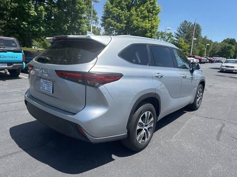 Used 2023 Toyota Highlander XLE FWD image 4