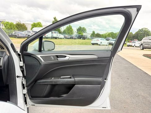 Used 2019 Ford Fusion SE FWD image 18