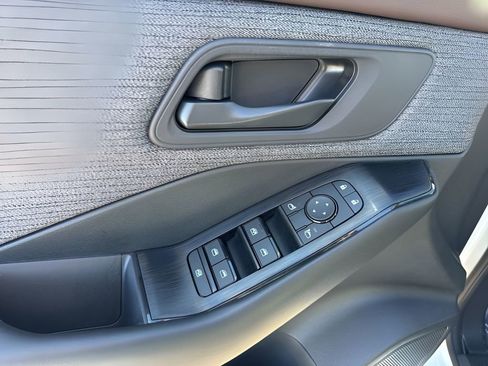 Used 2023 Nissan Rogue S image 23