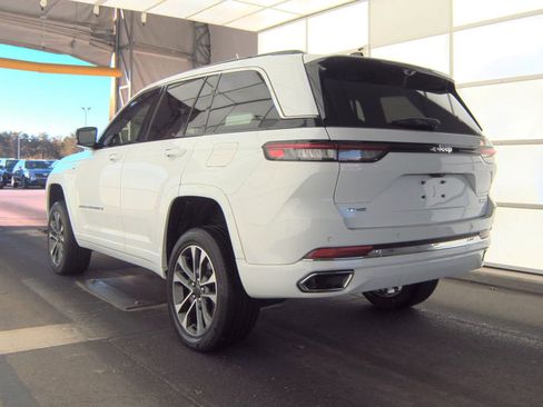 Used 2022 Jeep Grand Cherokee Overland w/ Luxury Tech Group IV AWD/4WD image 6