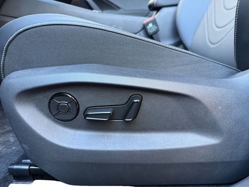 New 2025 Volkswagen Tiguan SE image 10