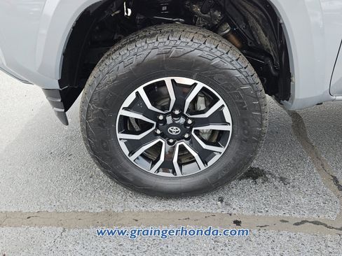 Used 2021 Toyota Tacoma TRD Sport AWD/4WD image 9