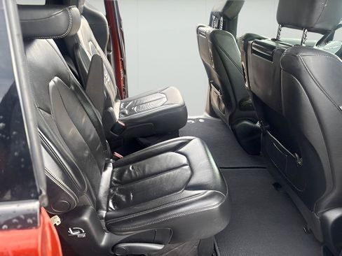 Used 2018 Chrysler Pacifica Touring-L Plus FWD image 12