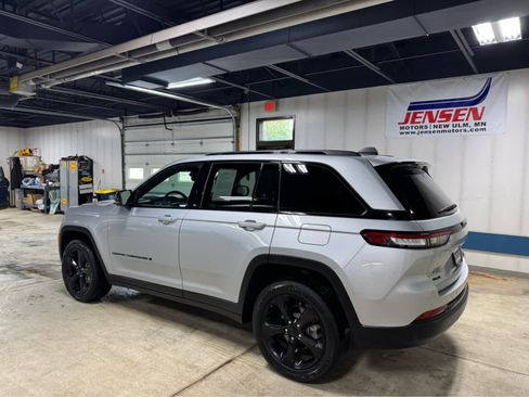 Certified 2024 Jeep Grand Cherokee Altitude image 5