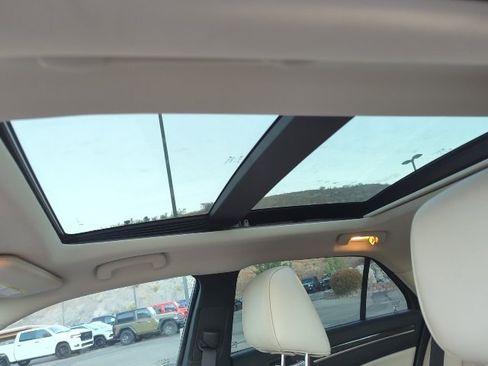 Used 2015 Chrysler 300 C image 6