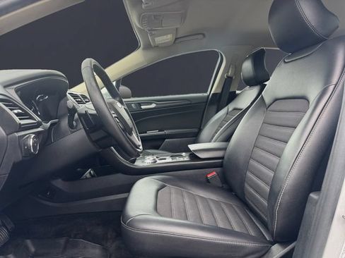 Used 2018 Ford Fusion SE w/ Equipment Group 201A FWD image 9