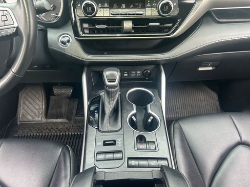Used 2022 Toyota Highlander XLE AWD/4WD image 15