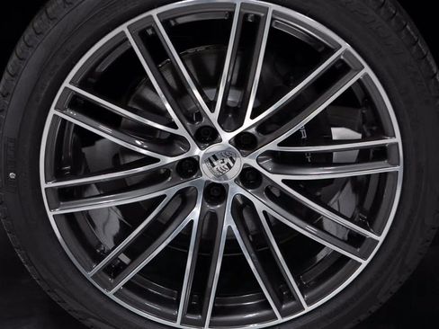 Certified 2025 Porsche Macan image 11