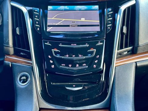 Used 2017 Cadillac Escalade Luxury image 23