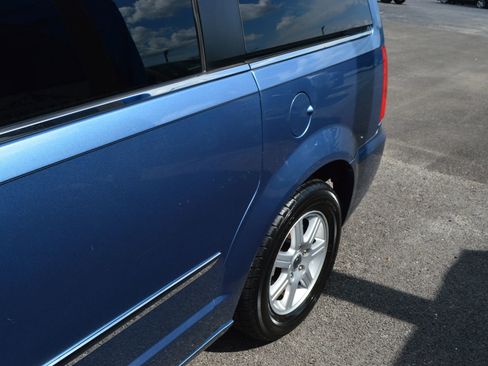 Used 2012 Chrysler Town & Country Touring w/ Entertainment Group #1 FWD image 4