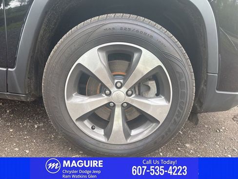 Used 2019 Jeep Cherokee Limited AWD/4WD image 12