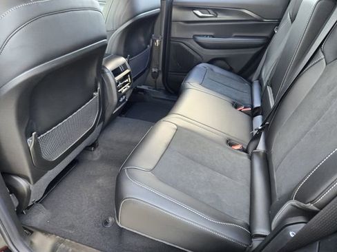 New 2025 Jeep Grand Cherokee Altitude image 19