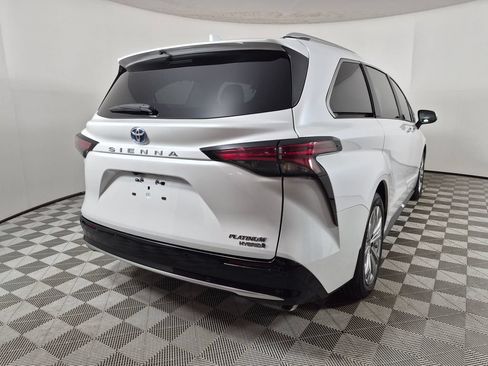 Used 2024 Toyota Sienna Platinum FWD image 3