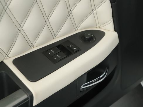 Used 2010 Dodge Challenger R/T image 5