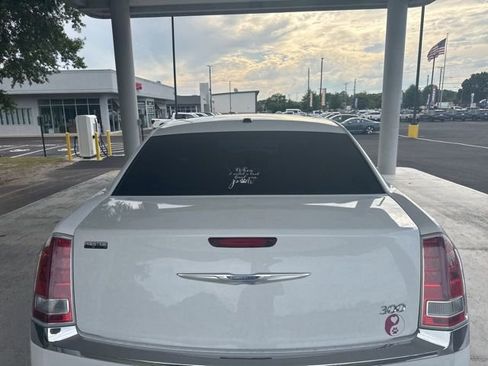 Used 2012 Chrysler 300 Limited RWD image 4