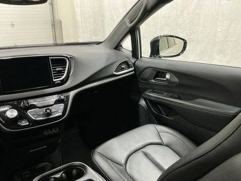 Used 2025 Chrysler Pacifica Select FWD image 24